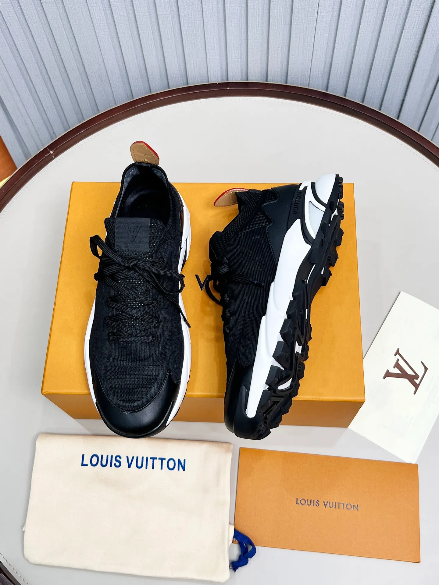 Top version: 560💰 LV Louis Vuitton L Jialu brand Runner Tatic series thick-soled casual sports shoes running shoes Original purchase development and production This LV Runner Tatic sports shoe is blended with fly-knit fabric material to interpret the inspiration of traditional mountaineering shoes. The LV letters are written on one side, the Louis Vuitton logo, and the light and wear-resistant rubber outsole complete the whole package. The delivery counter is exquisitely packaged🛍📦 ▪️Fabrics: Original imported custom fly-knit fabric ▪️Inner lining: Original custom-made breathable mesh ▪️Sole: Original molded anti-slip rubber combination material ▪️Sole thickness: 4CM ▪️Size: Men's 39-45